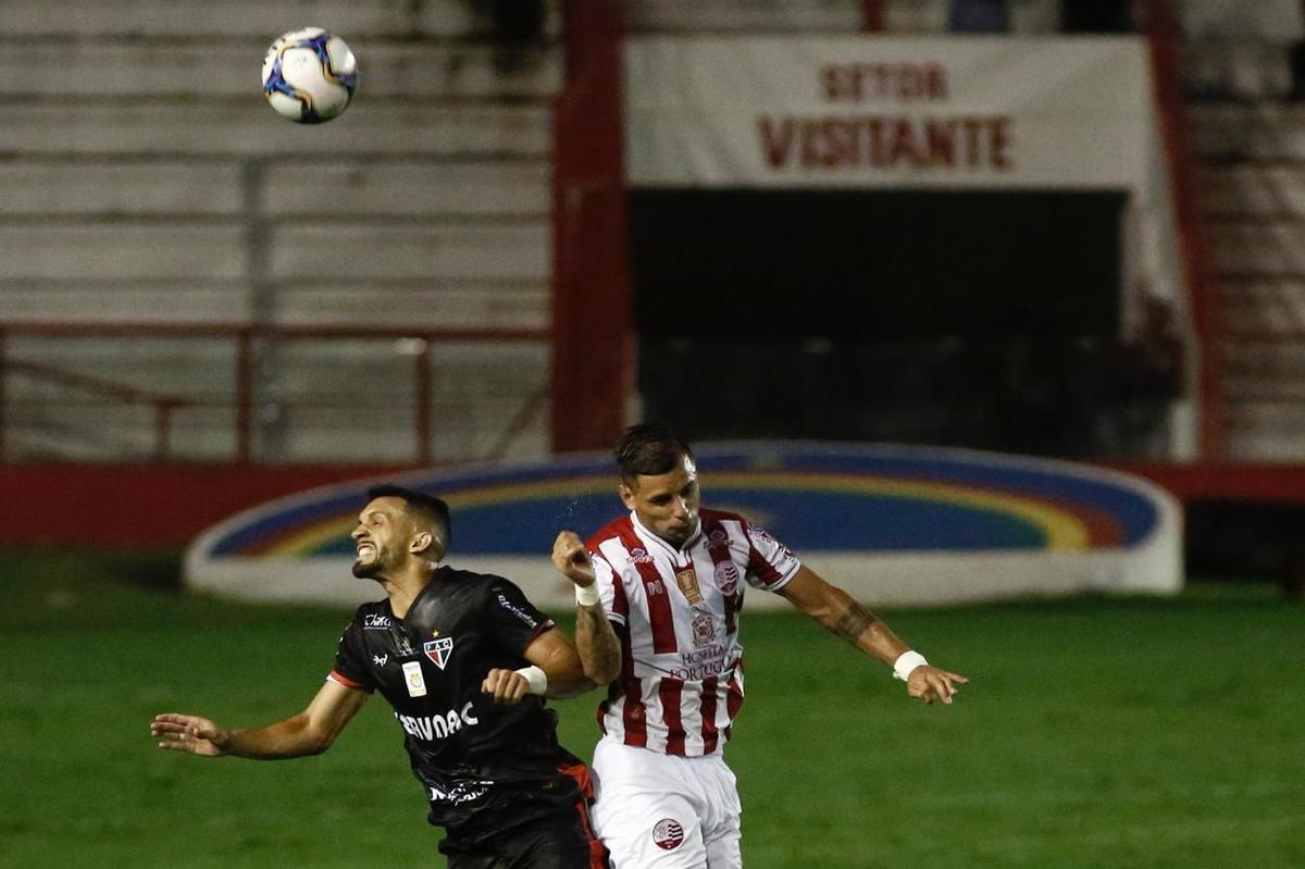 Na nica oportunidade - das poucas criadas - que teve, o Ferrovirio conseguiu furar a defesa do Nutico e sair na vantagem para casa