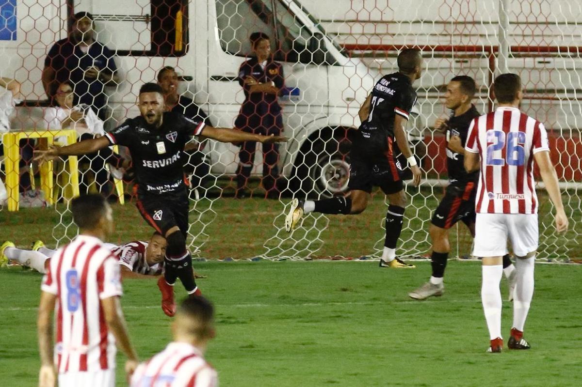 Na nica oportunidade - das poucas criadas - que teve, o Ferrovirio conseguiu furar a defesa do Nutico e sair na vantagem para casa