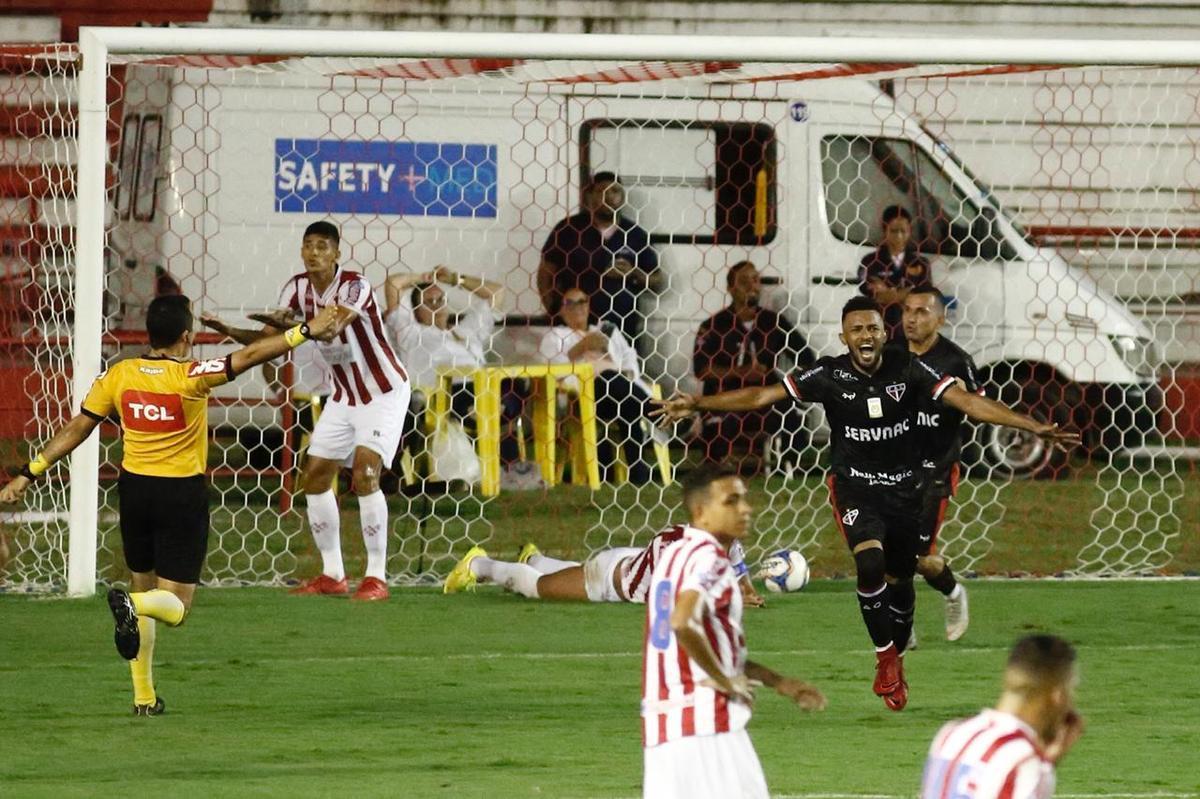 Na nica oportunidade - das poucas criadas - que teve, o Ferrovirio conseguiu furar a defesa do Nutico e sair na vantagem para casa