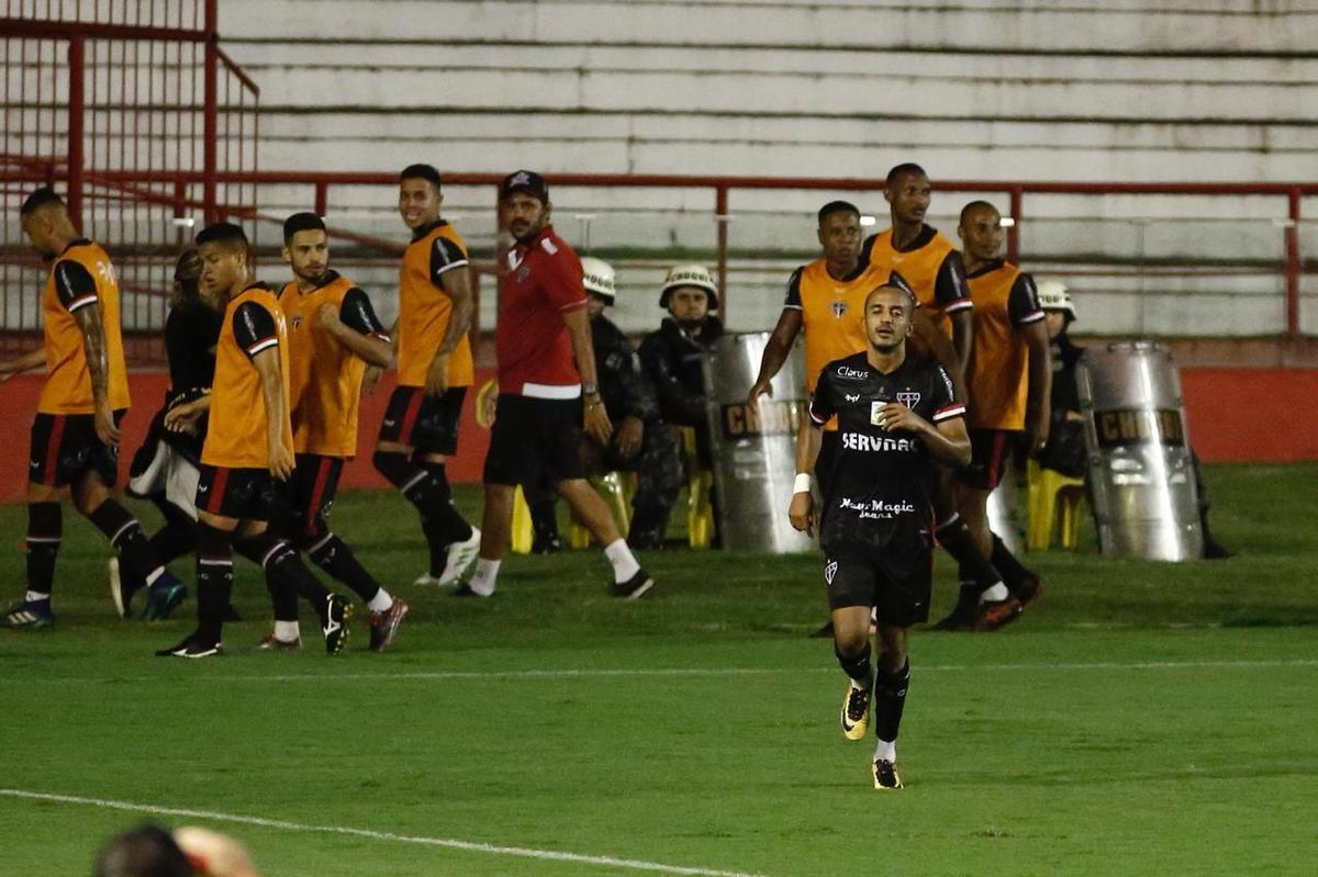 Na nica oportunidade - das poucas criadas - que teve, o Ferrovirio conseguiu furar a defesa do Nutico e sair na vantagem para casa