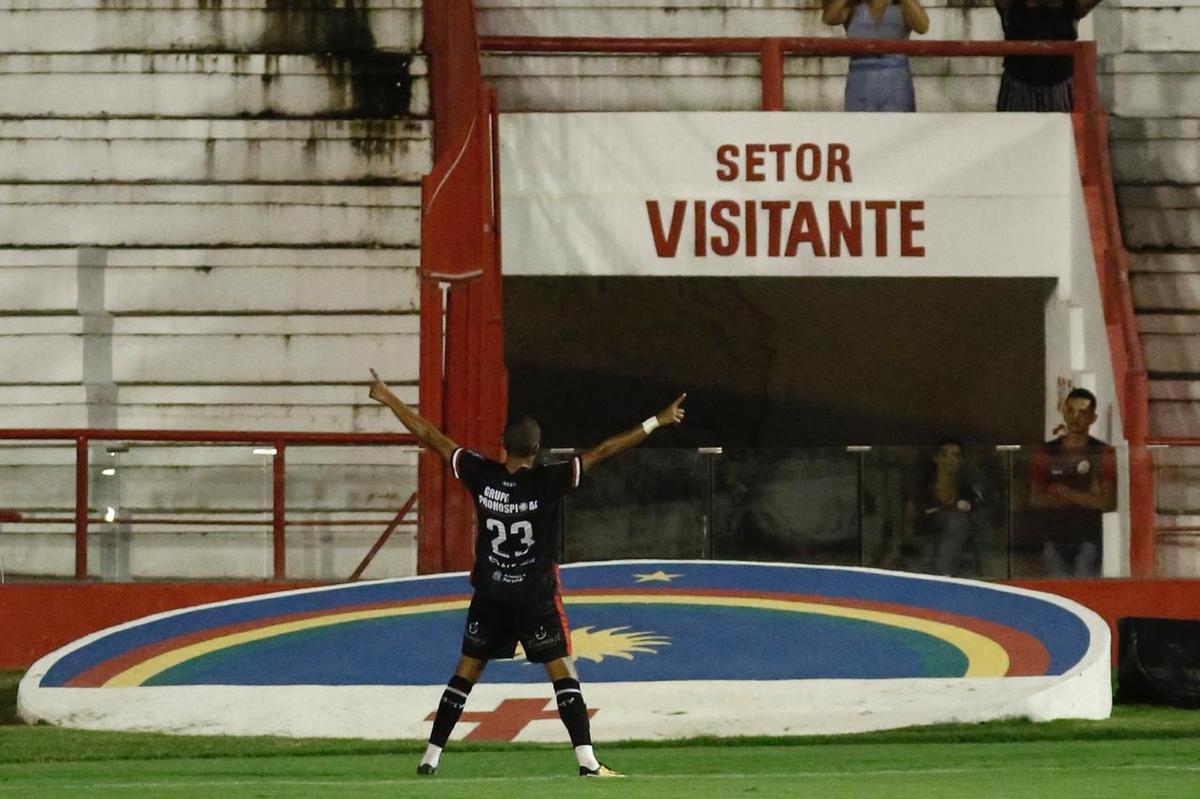 Na nica oportunidade - das poucas criadas - que teve, o Ferrovirio conseguiu furar a defesa do Nutico e sair na vantagem para casa
