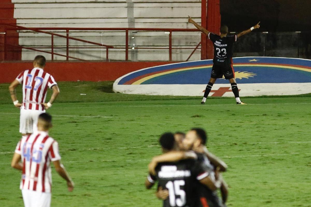 Na nica oportunidade - das poucas criadas - que teve, o Ferrovirio conseguiu furar a defesa do Nutico e sair na vantagem para casa