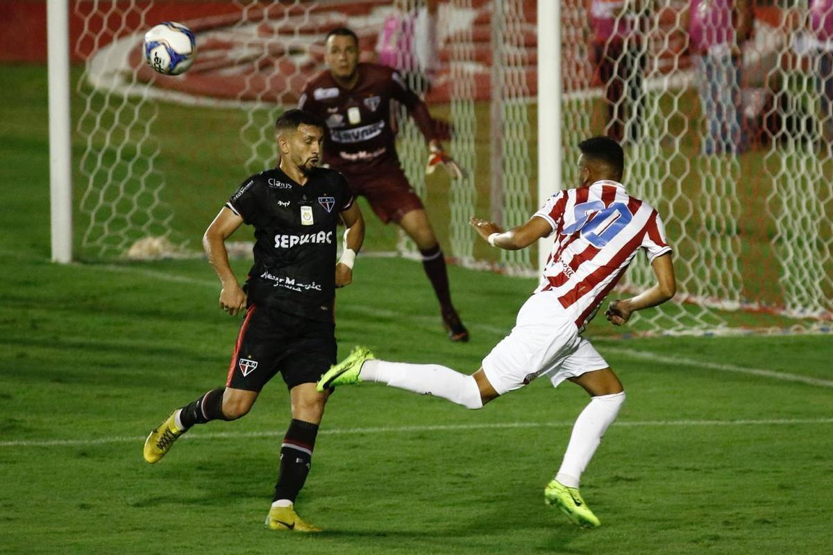 Na nica oportunidade - das poucas criadas - que teve, o Ferrovirio conseguiu furar a defesa do Nutico e sair na vantagem para casa