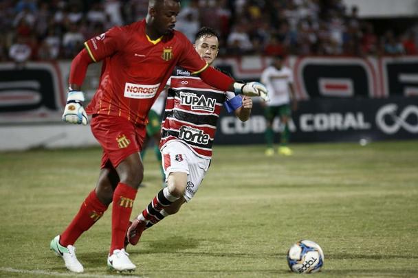 Em um jogo com seis gols, o Santa Cruz empatou mais uma partida na competio. Em quatro partidas, so trs empates e uma derrota.