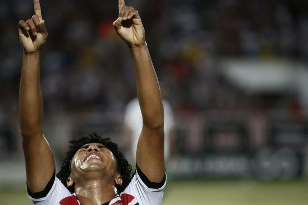 Em um jogo com seis gols, o Santa Cruz empatou mais uma partida na competio. Em quatro partidas, so trs empates e uma derrota.