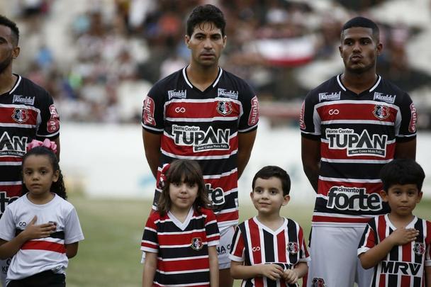 Em um jogo com seis gols, o Santa Cruz empatou mais uma partida na competio. Em quatro partidas, so trs empates e uma derrota.