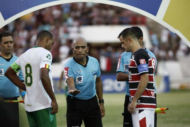 Em um jogo com seis gols, o Santa Cruz empatou mais uma partida na competio. Em quatro partidas, so trs empates e uma derrota.