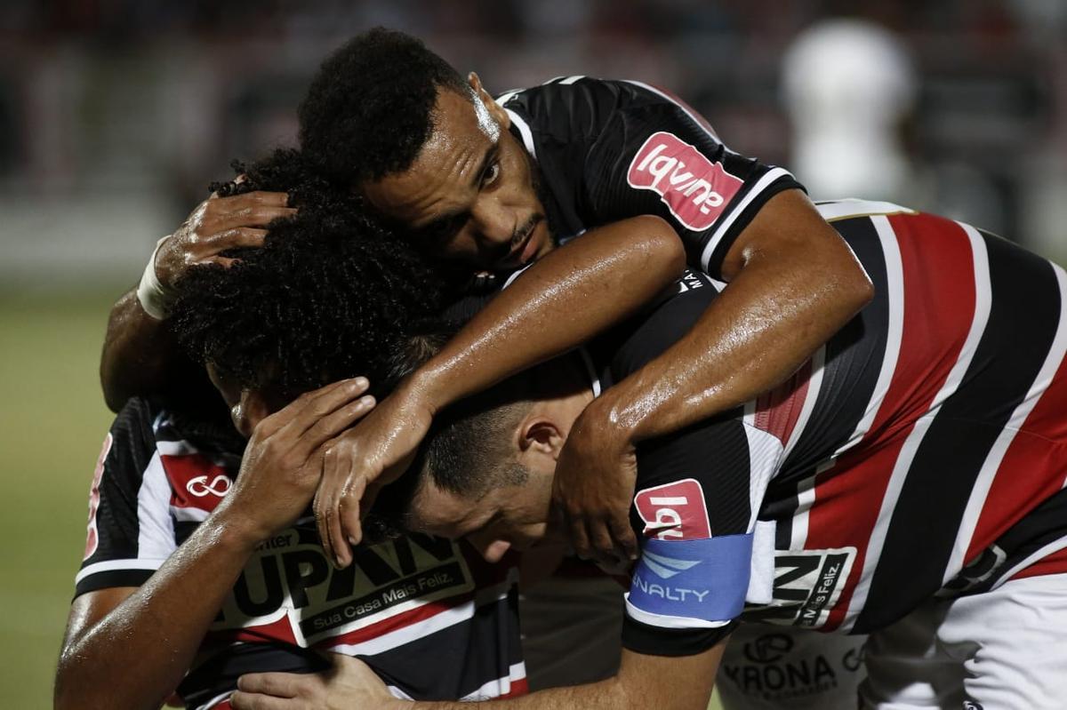 Em um jogo com seis gols, o Santa Cruz empatou mais uma partida na competio. Em quatro partidas, so trs empates e uma derrota.