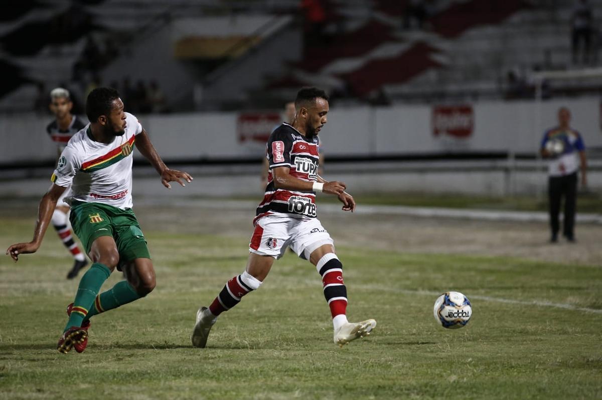 Em um jogo com seis gols, o Santa Cruz empatou mais uma partida na competio. Em quatro partidas, so trs empates e uma derrota.