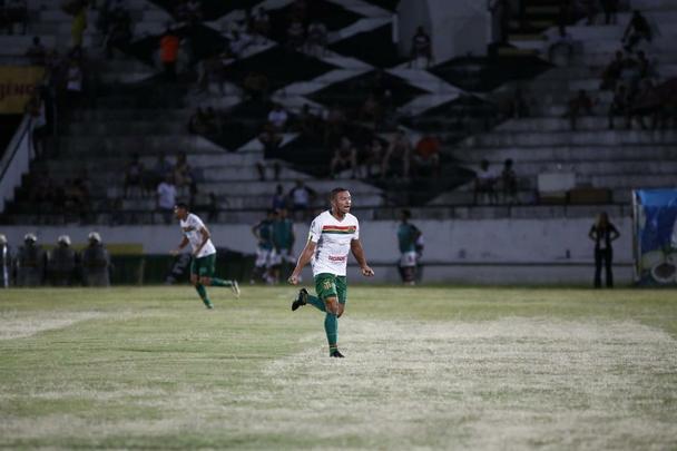 Em um jogo com seis gols, o Santa Cruz empatou mais uma partida na competio. Em quatro partidas, so trs empates e uma derrota.