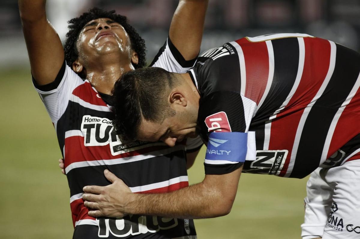 Em um jogo com seis gols, o Santa Cruz empatou mais uma partida na competio. Em quatro partidas, so trs empates e uma derrota.