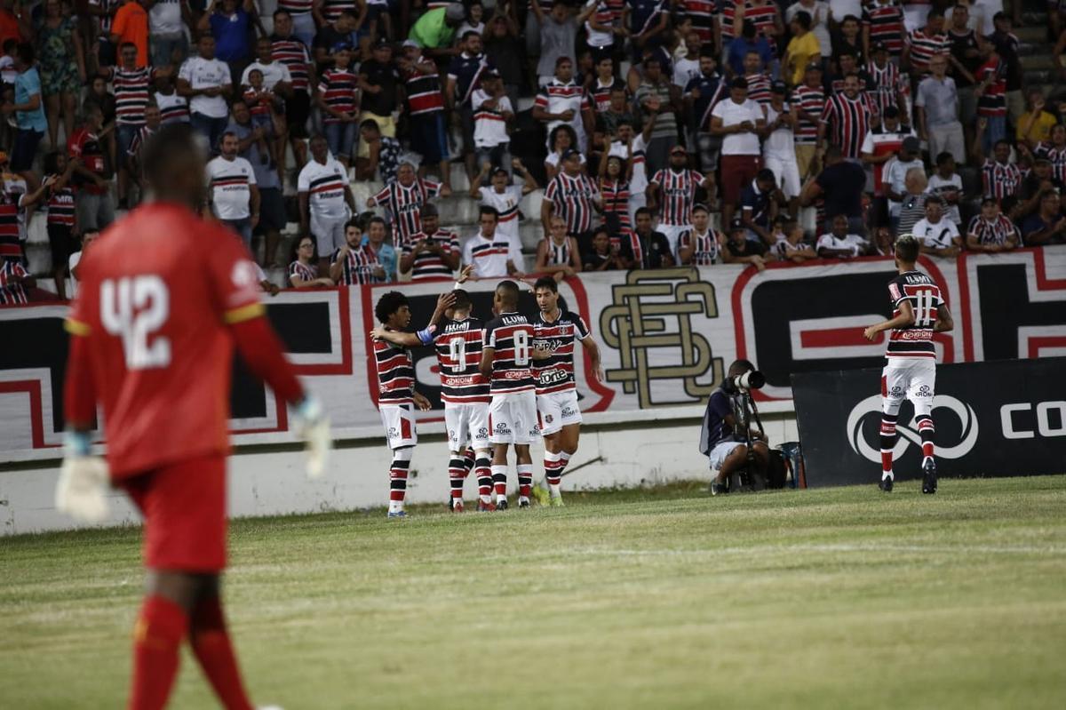 Em um jogo com seis gols, o Santa Cruz empatou mais uma partida na competio. Em quatro partidas, so trs empates e uma derrota.