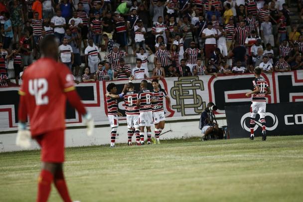 Em um jogo com seis gols, o Santa Cruz empatou mais uma partida na competio. Em quatro partidas, so trs empates e uma derrota.