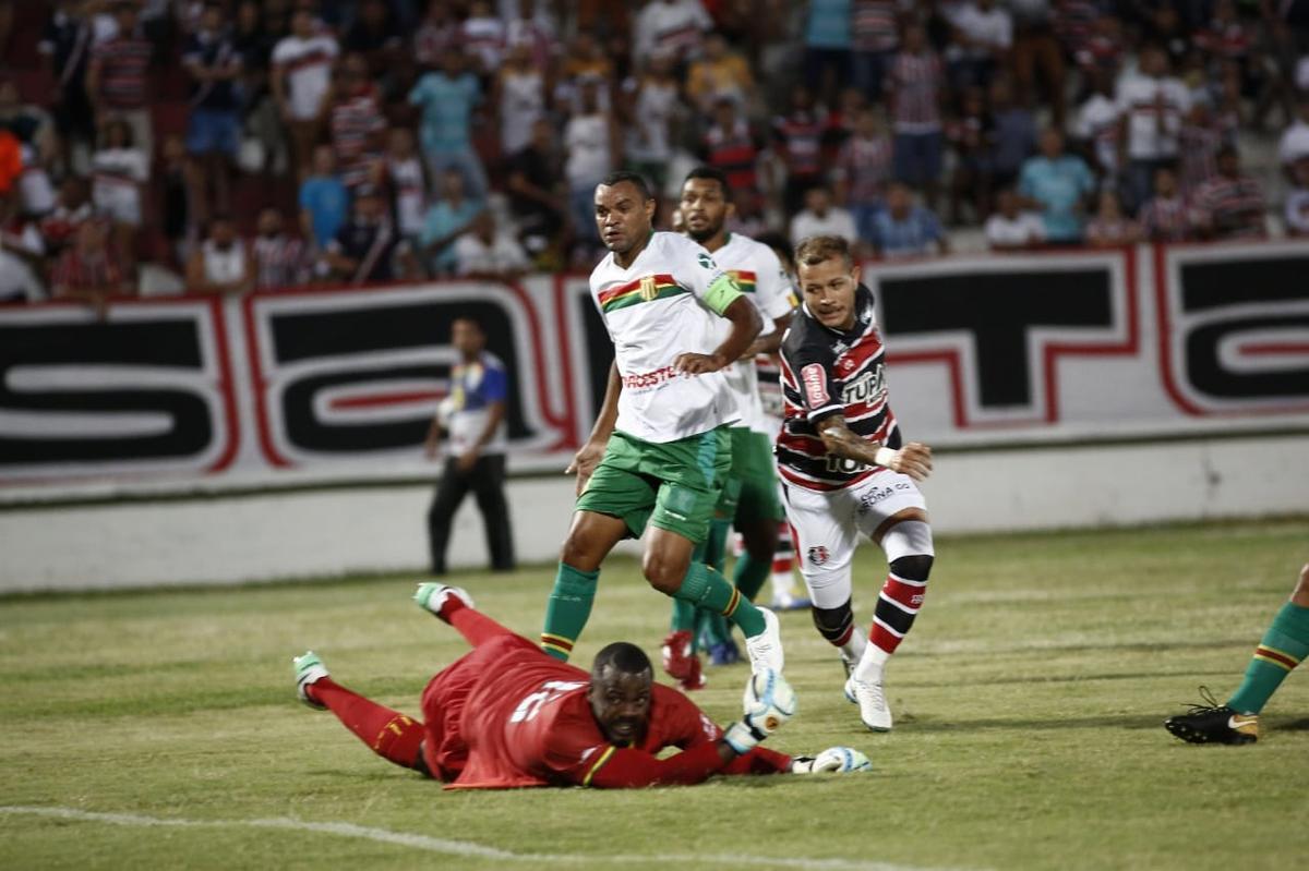 Em um jogo com seis gols, o Santa Cruz empatou mais uma partida na competio. Em quatro partidas, so trs empates e uma derrota.