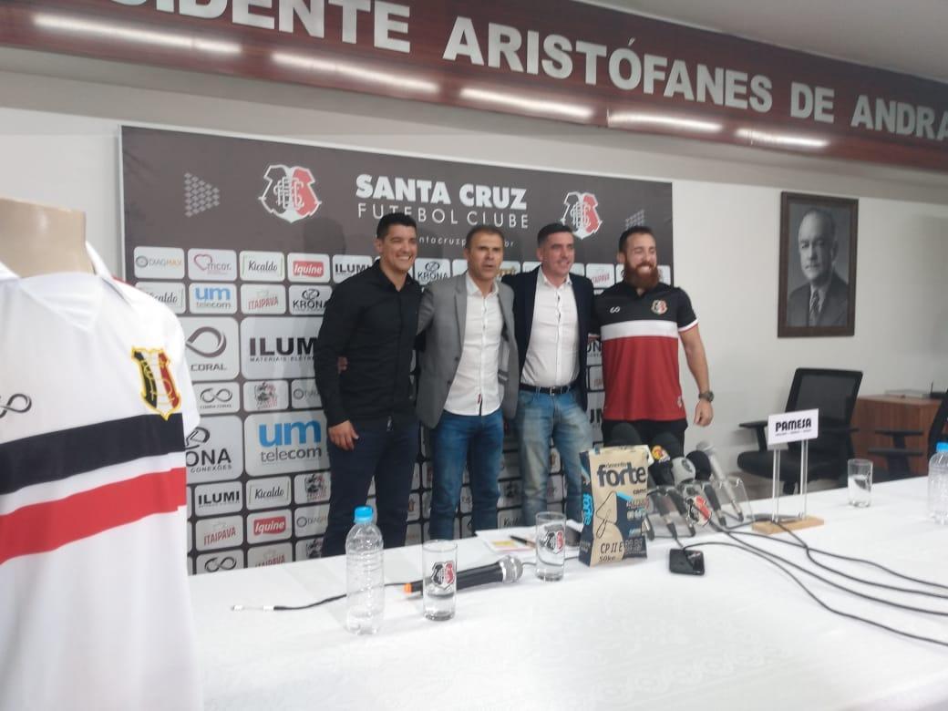 Treinador chega para sua segunda passagem no time coral e tem como misso levar o time a Srie B