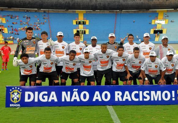 Segundo padro do Sport feito pela Lotto e usado no jogo com o Vila Nova em que a equipe rubro-negra garantiu o acesso  Srie A em 2011. 