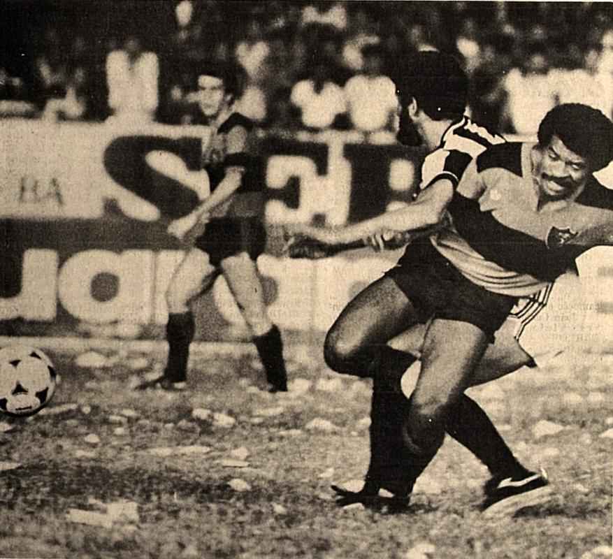 Lance da deciso do Campeonato Pernambucano de 1982. Com camisa da Adidas, Sport venceu o Central por 1 a 0, conquistou o terceiro turno e confirmou o ttulo da competio. 
