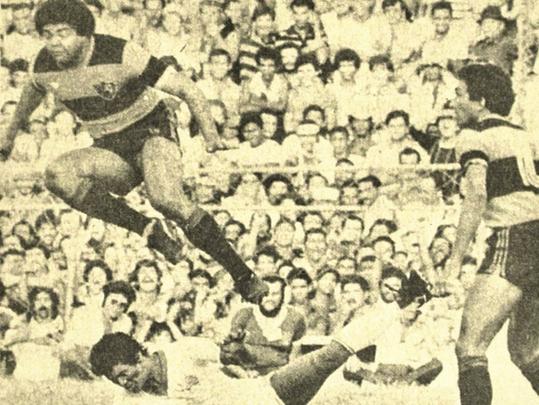 Em 1981 e 1982, o Sport vestiu camisas fornecidas pela Adidas. Na imagem, lance da ltima rodada do supercampeonato de 1981 em que o zagueiro Mario disputa bola com atleta do Nutico. O Leo da Ilha venceu por 2 a 0 e confirmou o ttulo