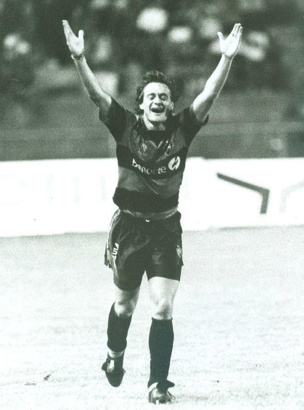De 1991 a 1994, o Sport passou a ter o material fornecido pela Finta. Na foto, o atacante Helio Doido comemora gol pelo Leo da Ilha, em 1992. 