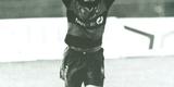 De 1991 a 1994, o Sport passou a ter o material fornecido pela Finta. Na foto, o atacante Helio Doido comemora gol pelo Leo da Ilha, em 1992. 