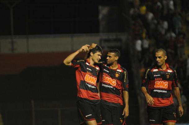 Modelo da Lotto usado pelo Sport em 2010 na conquista do Campeonato Pernambucano.