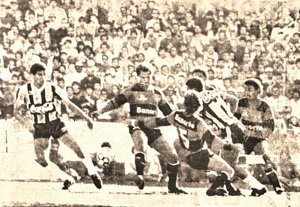 O primeiro acordo entre Topper e Sport foi de 1988 a 1990. Na foto, lance do jogo perdido por 2 a 1 para o Grêmio, no estádio Olímpico, na final da Copa do Brasil de 1989.