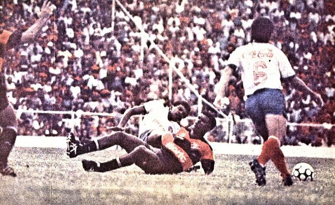 Após uma rápida parceria com a Everest, o Sport assinou um acordo com a Topper, em 1988.