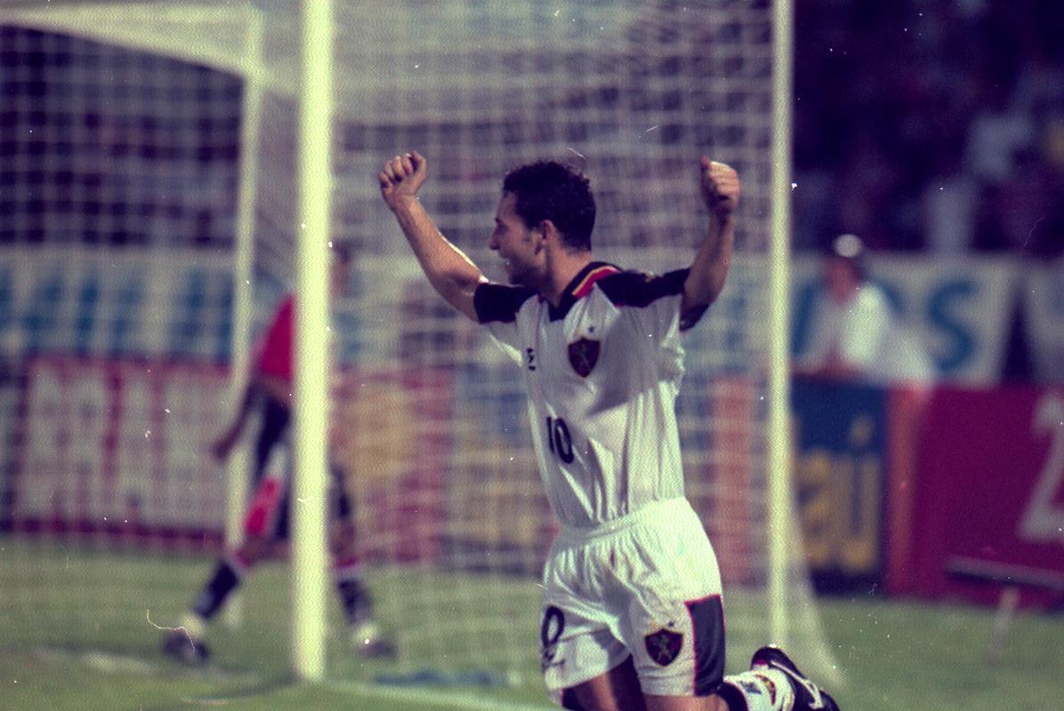 Meia Adriano comemora um dos trs gols do Sport na vitria sobre o Santa Cruz na Copa Joo Havelange de 2000 com uniforme branco da Topper. 