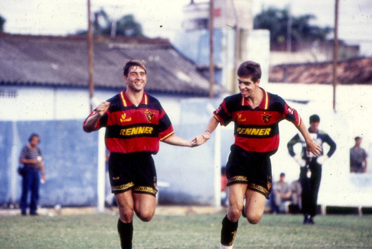Juninho Pernambucano e Dario vestem a camisa do Sport no comeo da parceria com a Rhummel, em 1995. 