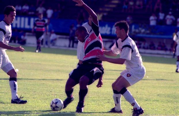 Segundo padrão do Sport na cor branca criado pela Topper em 2003.