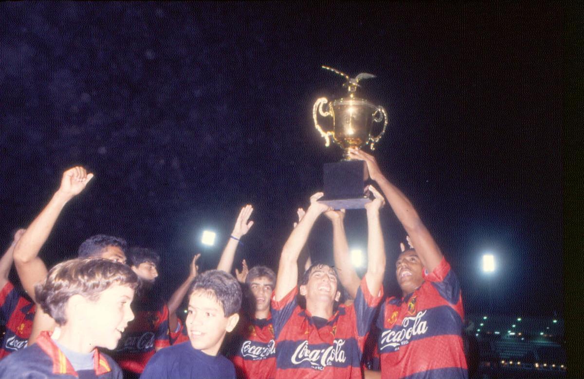 Jogadores do Sport comemoram conquista da Copa do Nordeste, em 1994, com o uniforme criado pela Finta. 