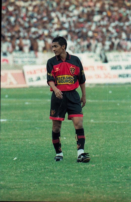 Leonardo veste o uniforme tradicional do clube lanado pela Topper, em 1999. Segunda parceria durou at 2007. 