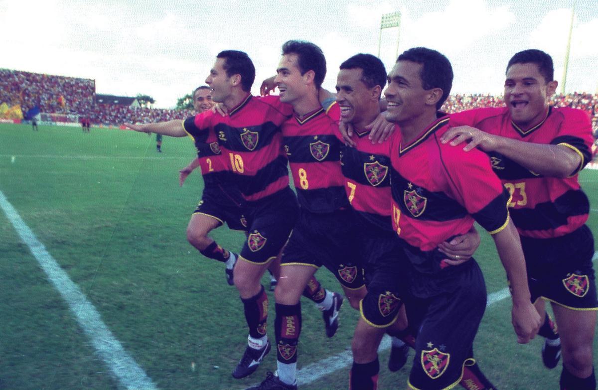 Talson, Leonardo, Nildo, Sidney, Adriano e Russo (da direita para a esquerda) vestem o padro da Topper na histrica campanha do Sport na Copa Joo Havelange de 2000. 
