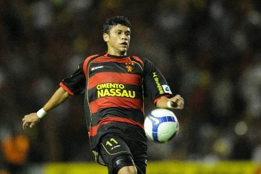 O atacante Ciro veste a camisa do Sport lançada pela Lotto em 2009, ano de disputa da Copa Libertadores.