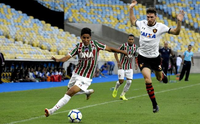 O segundo padrão do Sport feito pela Under Armour voltou a ser branco. A camisa também tem marcas d'água com leões.