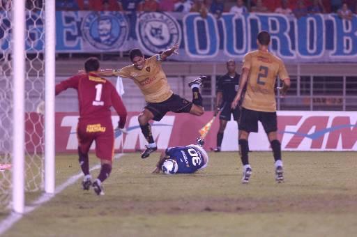 Ainda em 2009, a Lotto apresentou uma camisa 'dourada' para celebrar a volta do time à Copa Libertadores. A camisa foi usada em todas as partidas que Leão atuou fora de casa na competição internacional e ainda em outros jogos do Brasileiro, como este diante do Cruzeiro, no Mineirão.