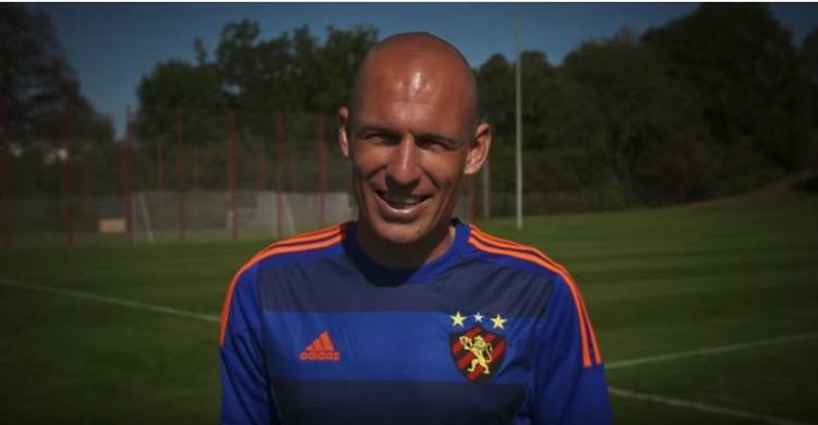 Ainda em 2015, a Adidas vestiu o Sport novamente em cor inédita. A camisa azul veio para homeagear a relação do Recife com a Holanda e foi apresentada pelo craque Robben.