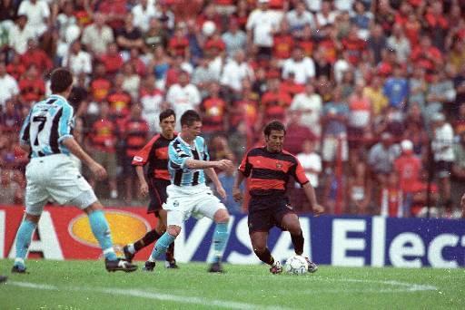 Marcelo Passos veste a camisa do Sport fornecida pela Topper no Brasileiro de 2001. Leo da Ilha venceu o jogo por 2 a 1 diante do Grmio. 