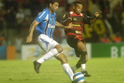 Atacante Carlinhos Bala usa a tradicional camisa rubro-negra em jogo pelo Sport na temporada de 2007, ltimo ano de parceria com a Topper. 
