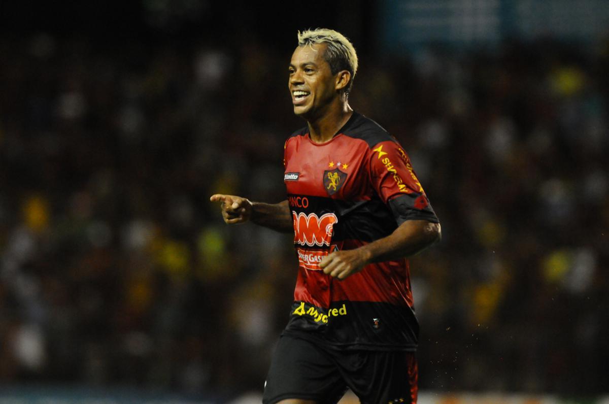 Marcelinho Paraba veste a camisa do Sport de 2011 em parceria com a Lotto