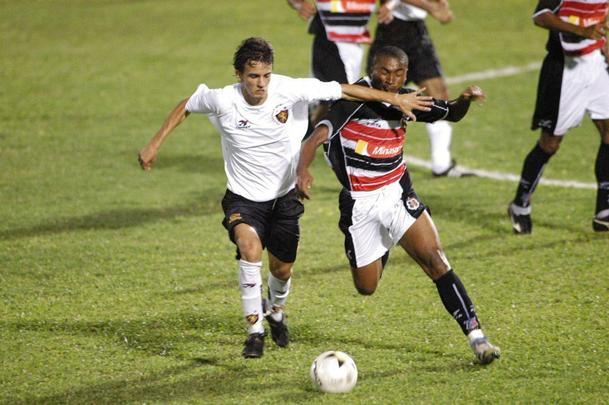 Camisa branca do Sport para a temporada de 2005 criada pela Topper.