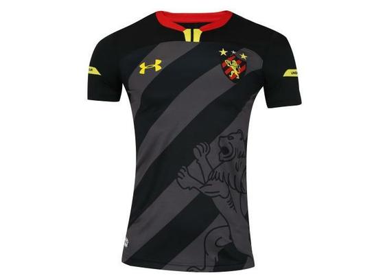 Em 2019, o Sport ganhou o terceiro padrão feito pela Under Armour. Na foto, o símbolo do clube, o Leão estampado na frente da camisa.