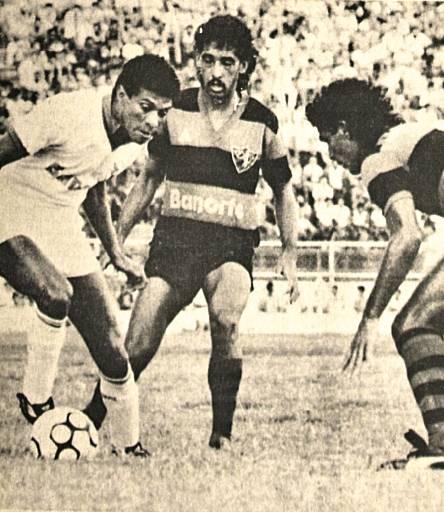 A parceria entre o Sport e a Le Coq Sportif durou at 1987. Na foto, lance do jogo com o Nutico vencido pelo Rubro-negro por 2 a 0 no Campeonato Brasileiro de 1986. 
