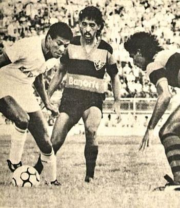 A parceria entre o Sport e a Le Coq Sportif durou até 1987. Na foto, lance do jogo com o Náutico vencido pelo Rubro-negro por 2 a 0 no Campeonato Brasileiro de 1986.
