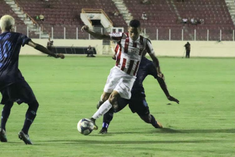 Veja imagens o duelo entre Confiana e Nutico