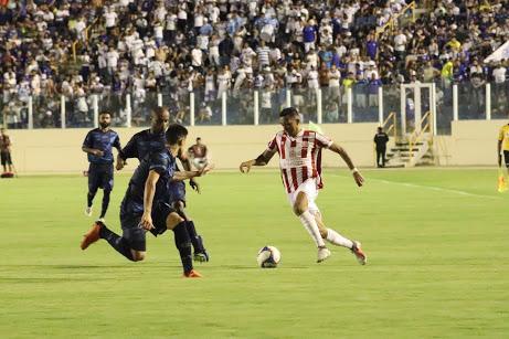 Veja imagens o duelo entre Confiana e Nutico