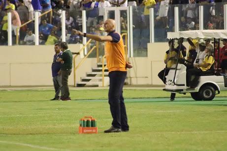 Veja imagens o duelo entre Confiana e Nutico