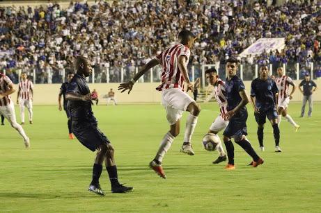 Veja imagens o duelo entre Confiana e Nutico