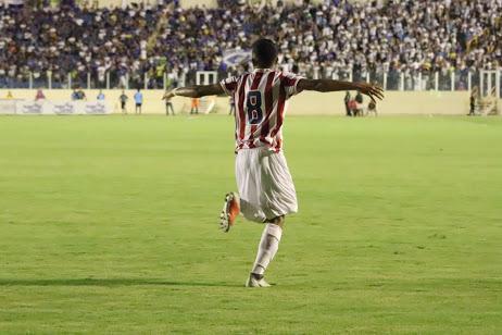 Veja imagens o duelo entre Confiana e Nutico