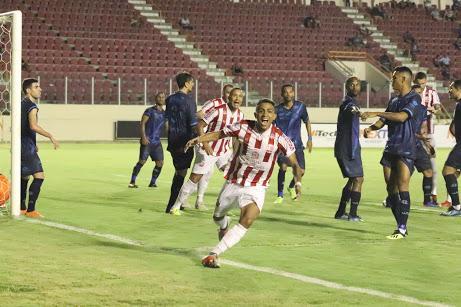 Veja imagens o duelo entre Confiana e Nutico